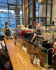 «Возле красной кофемашины стоит эспрессо-кофемолка Nuova Simonelli Mythos 1. Отличная модель, которую я рекомендую». — Николай Юрченко, бариста-тренер, консультант кофейного бизнеса