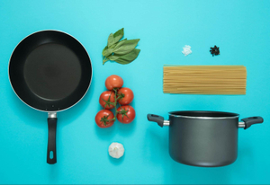 Для приготовления спагетти с томатами и базиликом требуется такое количество ингредиентов.