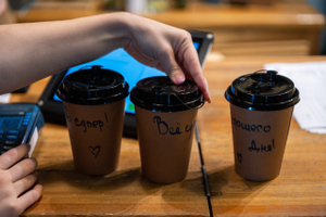 Утром гости активно заказывают кофе, булочки, сэндвичи — поэтому самовывоз выгоден кофейням и пекарням